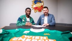 Romeo Amane (li.) und Rapid-Sportchef Markus Katzer (Bild: Daniel Widner | SK Rapid Wien)