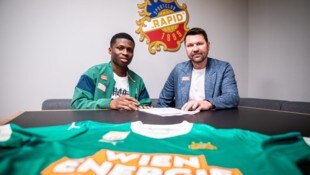 Romeo Amane (li.) und Rapid-Sportchef Markus Katzer (Bild: Daniel Widner | SK Rapid Wien)