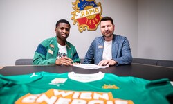 Romeo Amane (li.) und Rapid-Sportchef Markus Katzer