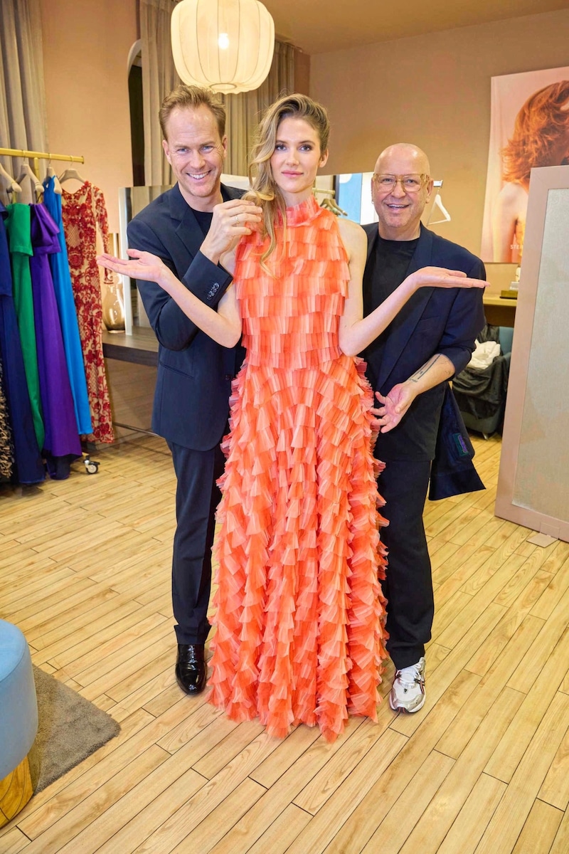 Hannes Steinmetz (left) and Jürgen Christian Hörl pose with their colorful model. (Bild: Tuma Alexander/Starpix / A. Tuma)