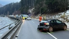 Die beteiligten Autos wurden teilweise massiv beschädigt. (Bild: FF Pians)