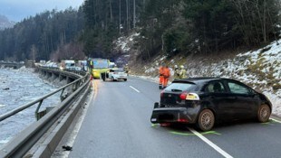 Die beteiligten Autos wurden teilweise massiv beschädigt. (Bild: FF Pians)