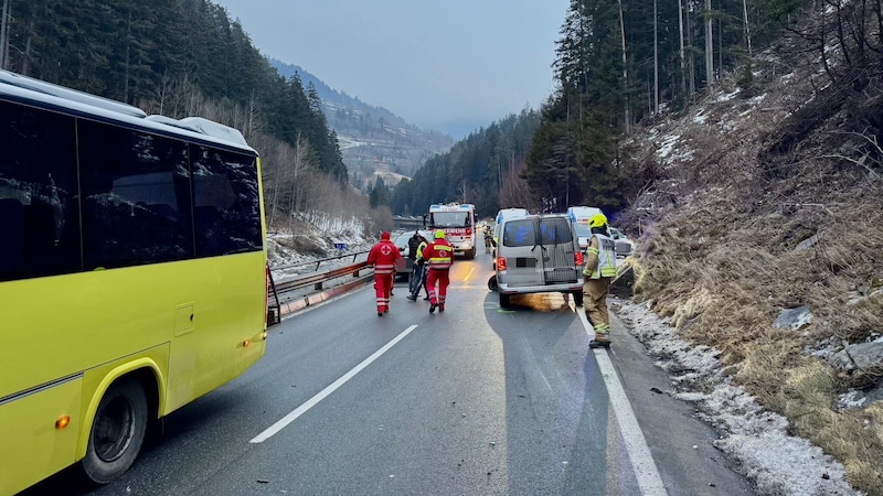 Etwa 45 Minuten lang war die B188 gesperrt. (Bild: FF Pians)