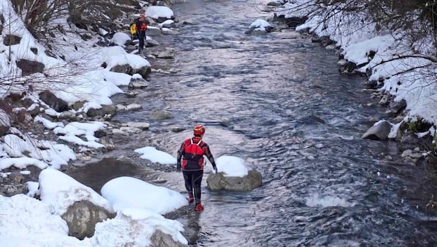 Wasserretter prüften bereits die Saalach. (Bild: Wasserrettung Salzburg)