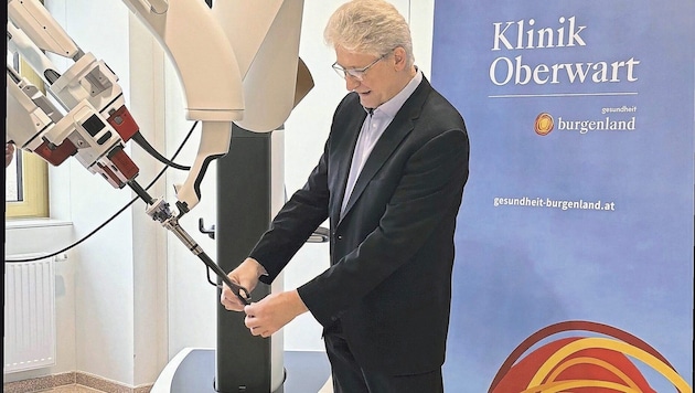 Mit dem Single Port-Operationssystem wird über einen einzelnen Robotikarm operiert, erklärt Primarius Dr. Gottfried Pflüger, Abteilungsleiter der Urologie (Bild: Carina Fenz)