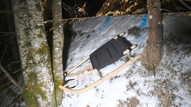 Ein „Abflug“ von der Rodelbahn endet meist im abschüssigen Gelände an einem Baum. Der Großteil der Verletzten trägt laut Statistik keinen Helm. (Bild: ZOOM Tirol/zoom.tirol)