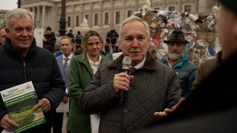 Walter Rosenkranz (FPÖ) in conversation with the farmers (Bild: krone.tv)