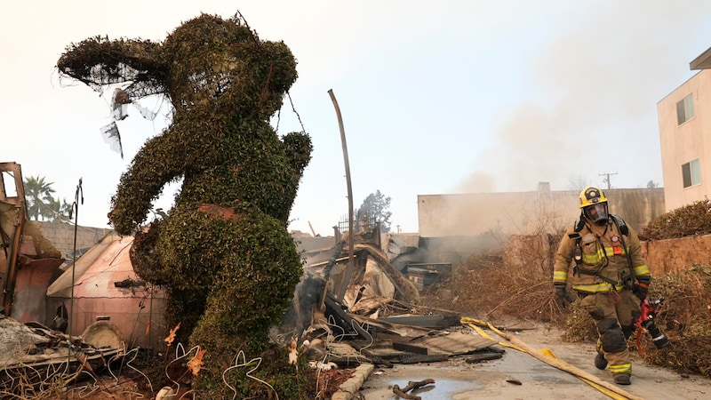 Ein Feuerwehrmann in Pasadena (Bild: AP/Chris Pizzello)