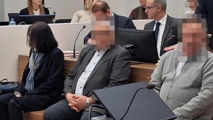 Wenn Angeklagte am liebsten im Boden versinken würden.  (Bild: Harald Schume, Krone KREATIV)