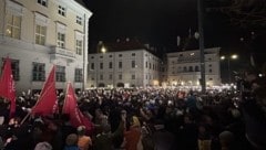 Vergangene Woche fanden sich Zehntausende zu einer Demonstration gegen die mögliche schwarz-blaue Regierung in Wien zusammen.  (Bild: Sandra Beck)