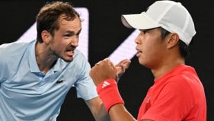 Learner Tien (re.) bezwingt Daniil Medwedew. (Bild: AFP)