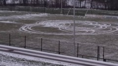Nicht nur auf diesem Fußballplatz hinterließ ein PS-Rowdy in der Innviertler Gemeinde Waldzell ...