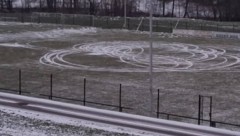 Nicht nur auf diesem Fußballplatz hinterließ ein PS-Rowdy in der Innviertler Gemeinde Waldzell mit seinem Auto teils tiefe Spuren. (Bild: SV Waldzell)