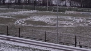 Nicht nur auf diesem Fußballplatz hinterließ ein PS-Rowdy in der Innviertler Gemeinde Waldzell ...