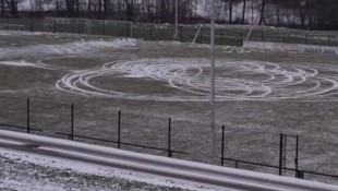 Nicht nur auf diesem Fußballplatz hinterließ ein PS-Rowdy in der Innviertler Gemeinde Waldzell mit seinem Auto teils tiefe Spuren. (Bild: SV Waldzell)