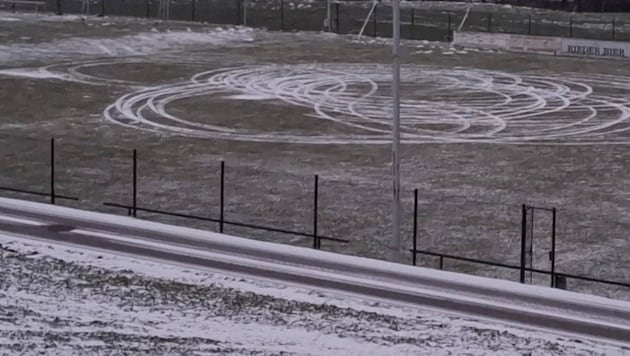 It was not only on this soccer pitch that a hooligan in the Innviertel municipality of Waldzell left some deep tracks with his car. (Bild: SV Waldzell)