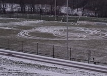 Nicht nur auf diesem Fußballplatz hinterließ ein PS-Rowdy in der Innviertler Gemeinde Waldzell mit seinem Auto teils tiefe Spuren. (Bild: SV Waldzell)