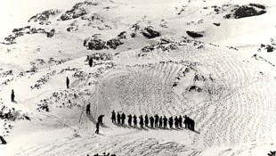 Am Krippenstein suchten 1954 über 400 Personen nach zehn Schülern und drei Lehrern. (Bild: Marion Hörmandinger)