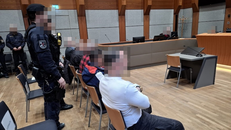 Six defendants had to sit before a panel of lay judges led by Judge Andreas Fleckl at Innsbruck Regional Court. (Bild: Markus Stegmayr, Krone KREATIV)