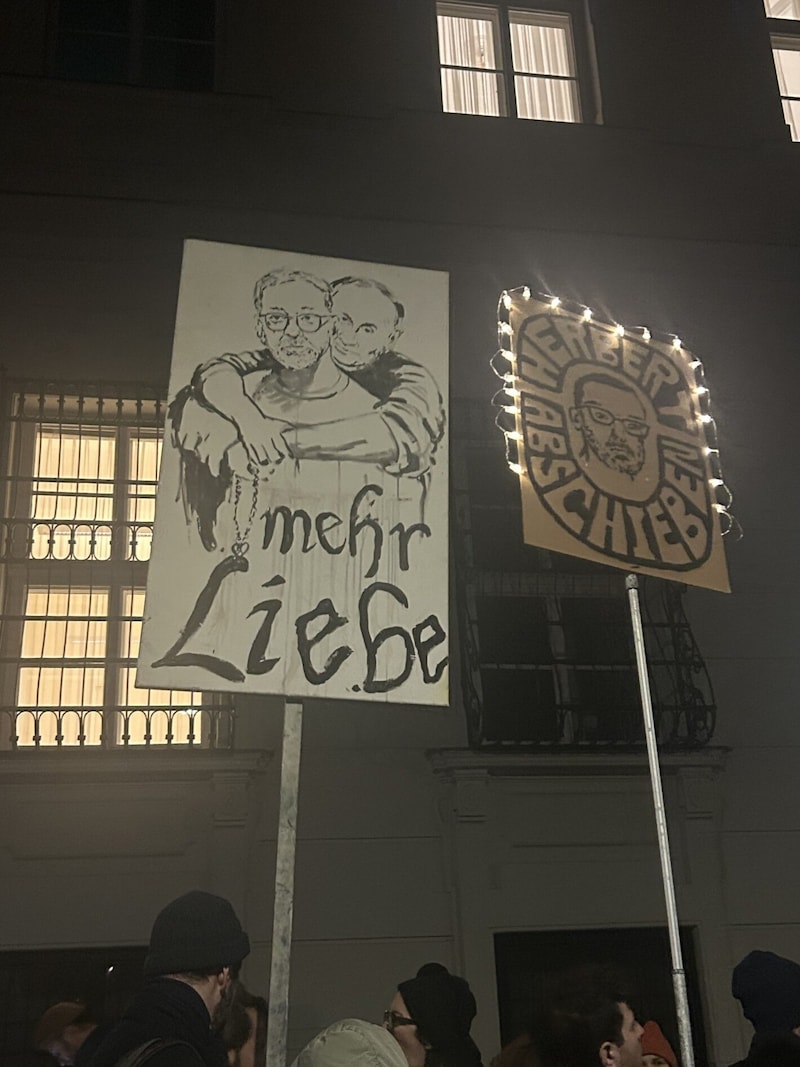 Last week, posters warned against agitation, social cuts, the FPÖ's closeness to Russia and steps backwards in environmental protection. (Bild: Sandra Beck )