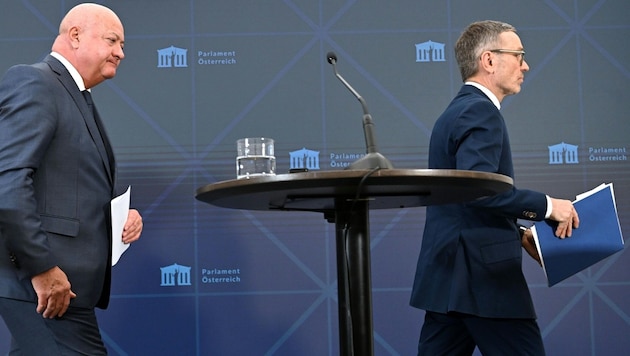 "Secure and stable future": Party leaders Herbert Kickl (FPÖ) and Christian Stocker (ÖVP) defend the tough austerity course of the blue-black coalition negotiators. (Bild: APA/HELMUT FOHRINGER)