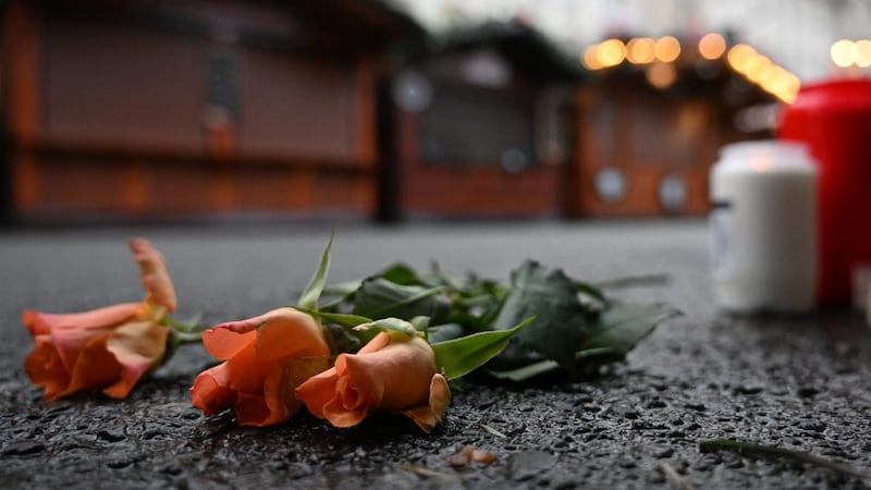 Andenken an die Opfer des Attentats in Magdeburg (Bild: AFP/Ralf Hirschberger)