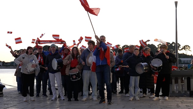 Werner Möstl (father of team goalkeeper Consti Möstl) leads the fan march from the Austria House to the Zatika Arena! (Bild: krone.tv)