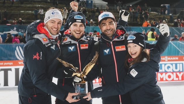 Matthias Troy, Dominik Waldner, Balthasar Schneider und Anja Bechter mit der Trophäe der Vierschanzentournee. (Bild: Jürgen Feichtner)