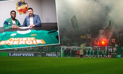 Romeo Amane (li.) signierte bei Rapid im Beisein von Sportdirektor Katzer bis 2029.