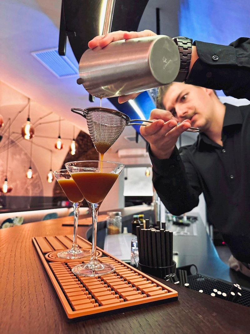 Lukas Kopf prepares the "Drunken Earl". (Bild: Steiner Clara Milena)