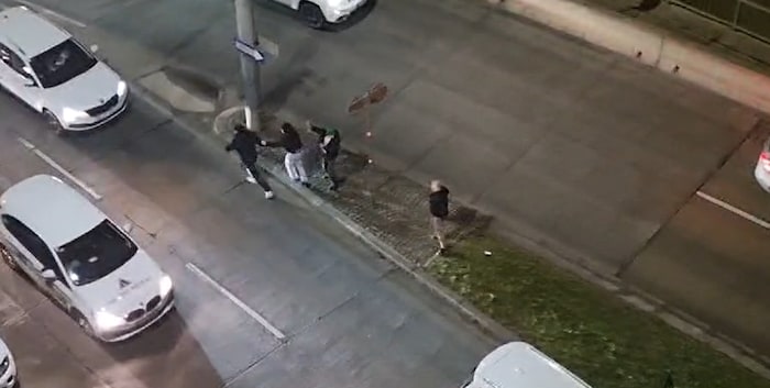 Die Tatverdächtigen ergreifen nach der Rauferei mit dem Taxifahrer die Flucht.