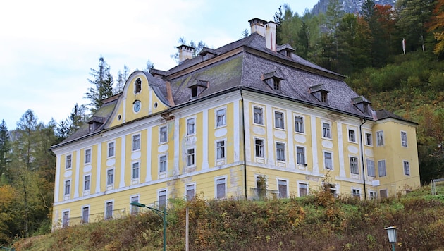 Das Amtshaus steht seit Jahren leer. Ob es je umgebaut wird oder zur Ruine wird, ist unklar. (Bild: Marion Hörmandinger)