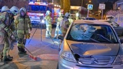 Durch die Wucht des Aufpralls wurde die Frau schwer verletzt und das Auto massiv beschädigt. (Bild: ZOOM Tirol/Krone KREATIV)