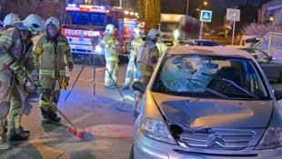 Durch die Wucht des Aufpralls wurde die Frau schwer verletzt und das Auto massiv beschädigt. (Bild: ZOOM Tirol/Krone KREATIV)