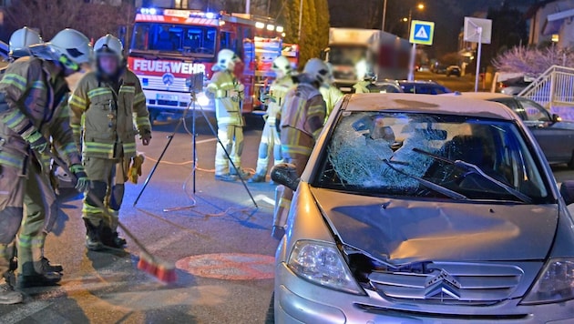 Durch die Wucht des Aufpralls wurde die Frau schwer verletzt und das Auto massiv beschädigt. (Bild: ZOOM Tirol/Krone KREATIV)