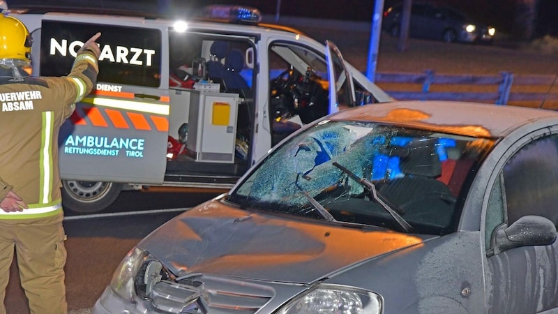 Notarzt, Feuerwehr, Rettung und Polizei waren vor Ort. (Bild: ZOOM Tirol)