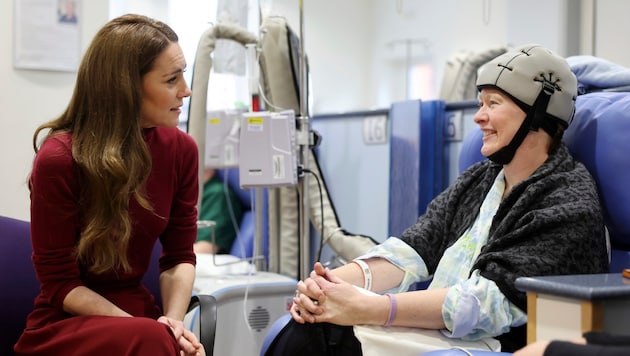 Princess Kate in conversation with art historian Katherine Field (Bild: AP ( via APA) Austria Presse Agentur/Chris Jackson/Pool Photo via AP)