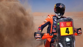 Daniel Sanders freut sich über seinen Triumph bei der Rallye Dakar. (Bild: AP ( via APA) Austria Presse Agentur/ASSOCIATED PRESS)