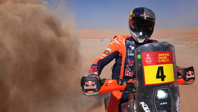 Daniel Sanders freut sich über seinen Triumph bei der Rallye Dakar. (Bild: AP ( via APA) Austria Presse Agentur/ASSOCIATED PRESS)