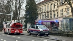 Feuerwehr und Polizei wurde Freitagvormittag zum Borg in St. Pölten alarmiert. Dichter Rauch hatte den Feueralarm ausgelöst.  (Bild: Privat)