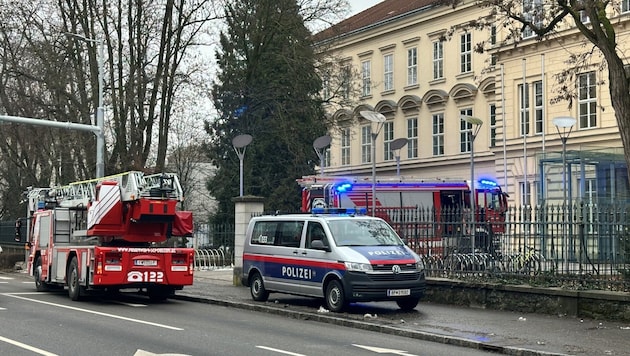 Feuerwehr und Polizei wurde Freitagvormittag zum Borg in St. Pölten alarmiert. Dichter Rauch hatte den Feueralarm ausgelöst.  (Bild: Privat)