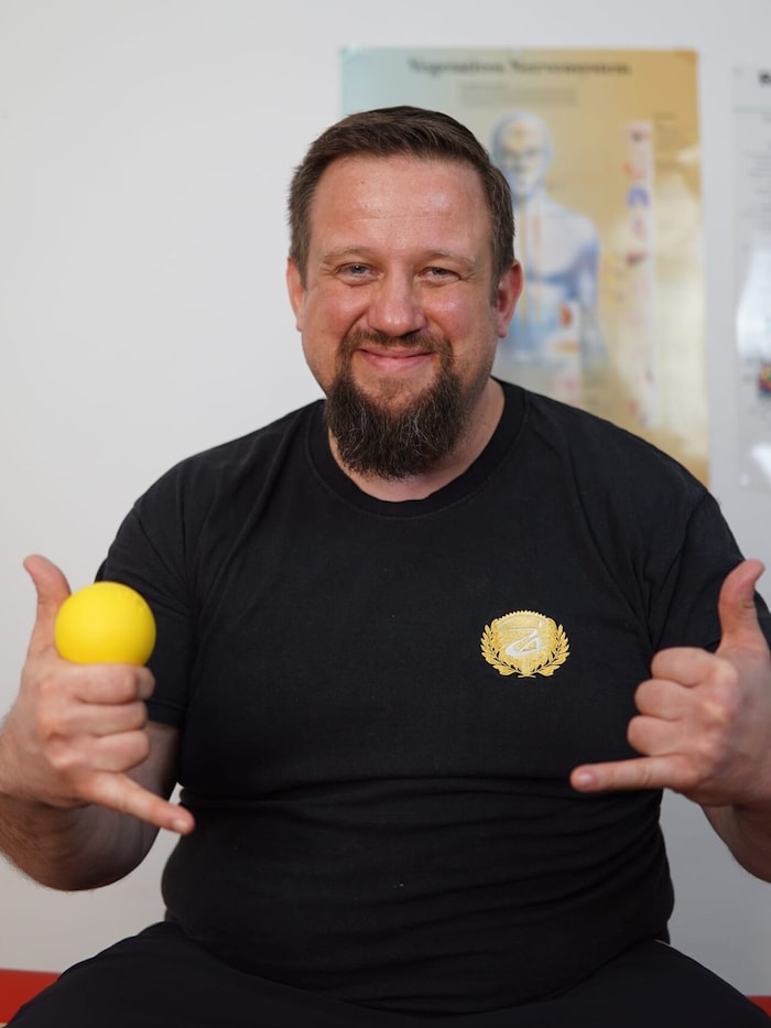 Der Physiotherapeut muss seine Praxis schließen, er bleibt aber optimistisch.