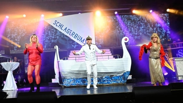 „Schlagerbums“ auf einem Kreuzfahrtschiff am Wörthersee: Wolfi Winkelbauer als Melissa Naschenweng, Andreas Rauchenberger als Florian „Alteisen“, Werner Ortitsch als Maite. (Bild: Evelyn Hronek/EVELYN HRONEK)