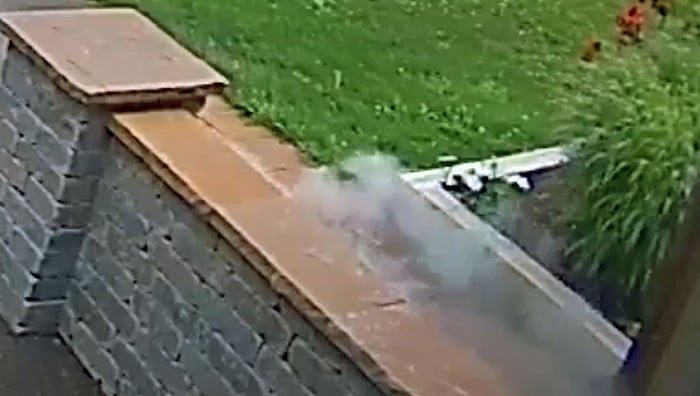 Aufsteigender Staub nach dem Impakt