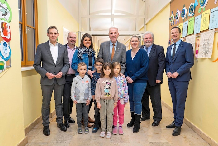 Head of the city Schneeberger (center) and the two school directors Steinböck and Kreitzer ...
