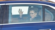 Königin Sonja wurde nach ihrer Herz-Operation in häusliche Pflege entlassen und winkt beim ...