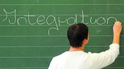 Integration soll im Bildungsbereich großgeschrieben werden – in Zukunft mit empfindlichen Geldstrafen für Verweigerung.  (Bild: dpa/Armin Weigel)