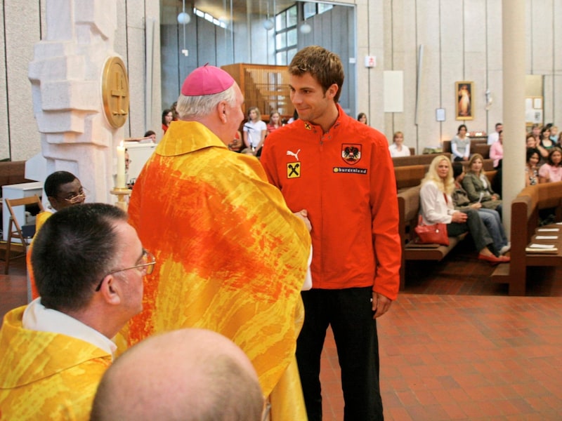 Für die österreichische Nationalmannschaft – hier mit Profi-Fußballer und Kapitän Andreas Ivanschitz – las er 2009 sogar eine Heilige Messe.  (Bild: Diözese Eisenstadt)