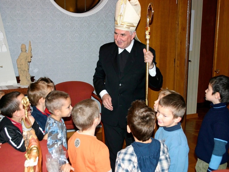 Auch in Kindergarten war der frühere Bischof gerne zu Besuch. (Bild: Diözese Esenstadt/Walter Fikisz)