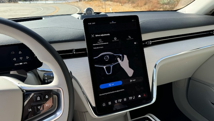Mirrors and steering wheel are adjusted via the display and steering wheel buttons.